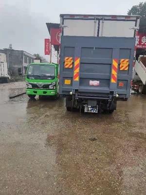 Il camion ha montato l'ascensore della coda per il carico e scarica le merci