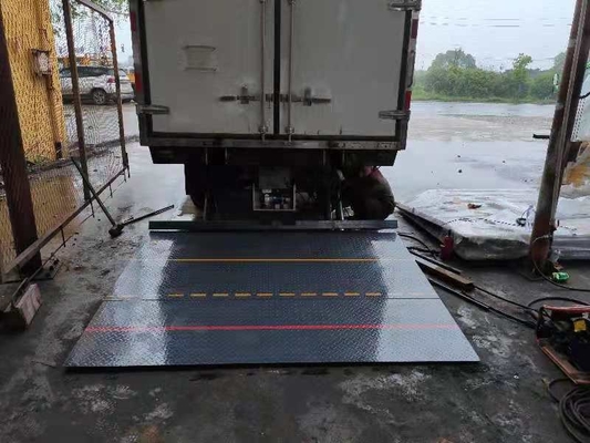 Il camion ha montato l'ascensore della coda per il carico e scarica le merci