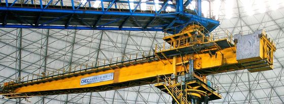 Recinto per il bestiame del ricuperatore del ponte della ruspa spianatrice che impila e che riprende attrezzatura
